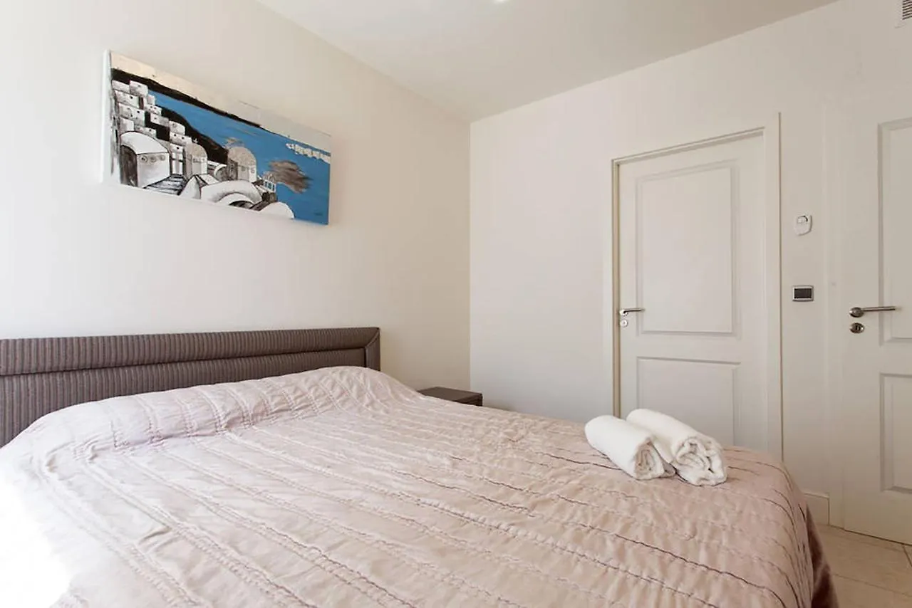 Stunning 2 Bed Apt On The Seafront Of Cannes In A High Class Secure Building With Swimming Pool 463 0*,  צרפת